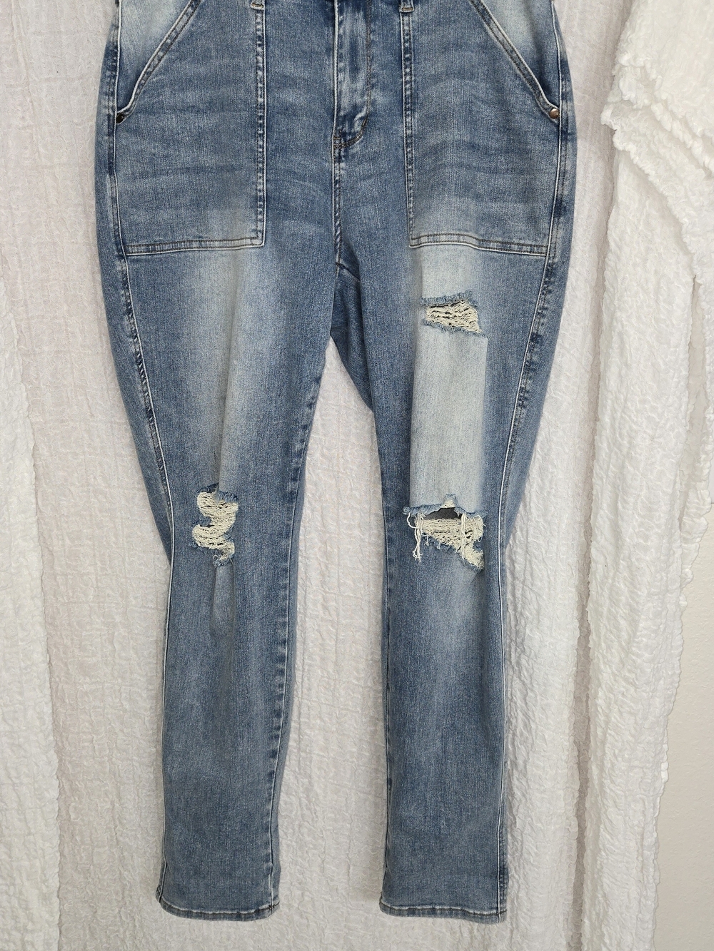 Judy Blue Light Blue Straight Leg Distressed Jeans‎